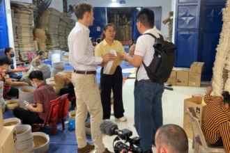 Envoyé Spécial: Entre fermetures en France et folie de la fast-déco, le rôle clé du sourcing au Vietnam
