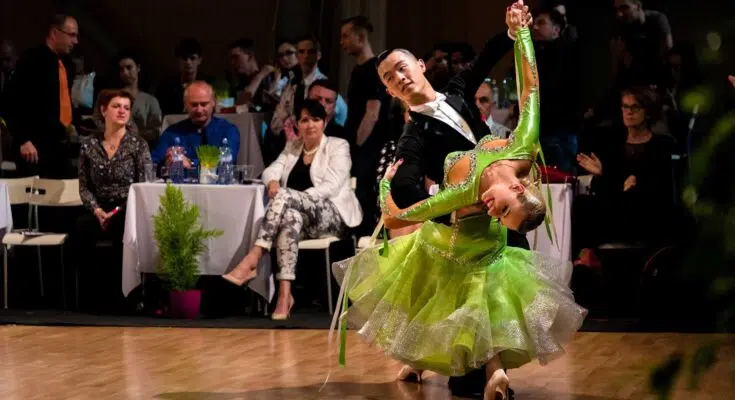 Une danseuse et son cavalier