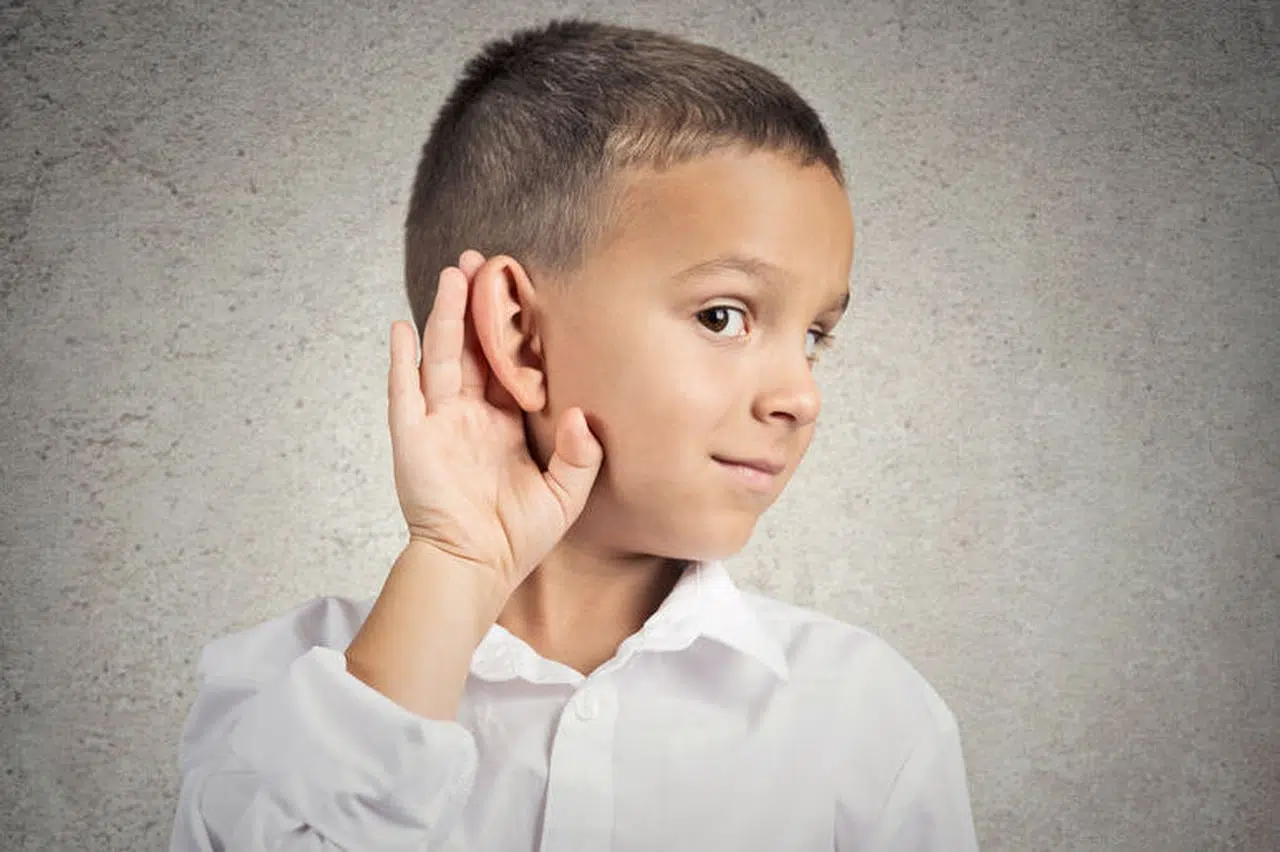 Un enfant souffrant de troubles auditifs