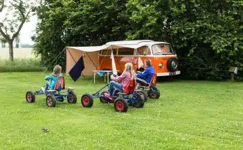 Une famille qui fait du camping improvisé