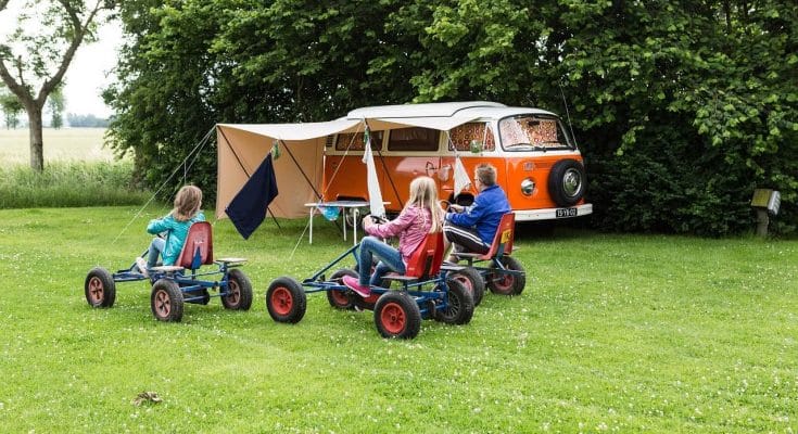 Une famille qui fait du camping improvisé