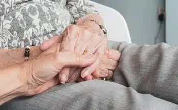 Aide à domicile senior : adoptez les bons réflexes pour un quotidien serein