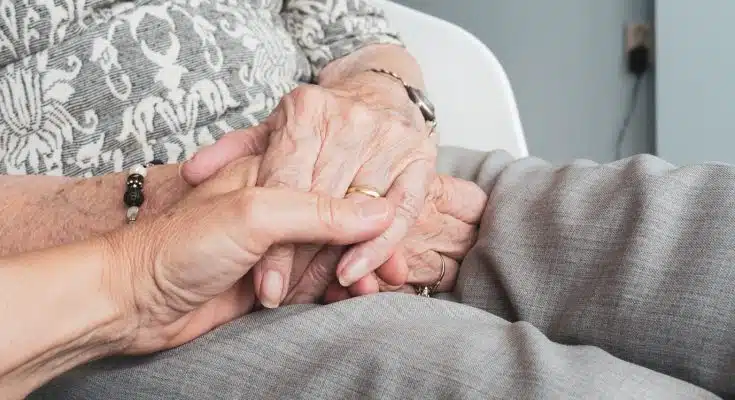 Aide à domicile senior : adoptez les bons réflexes pour un quotidien serein