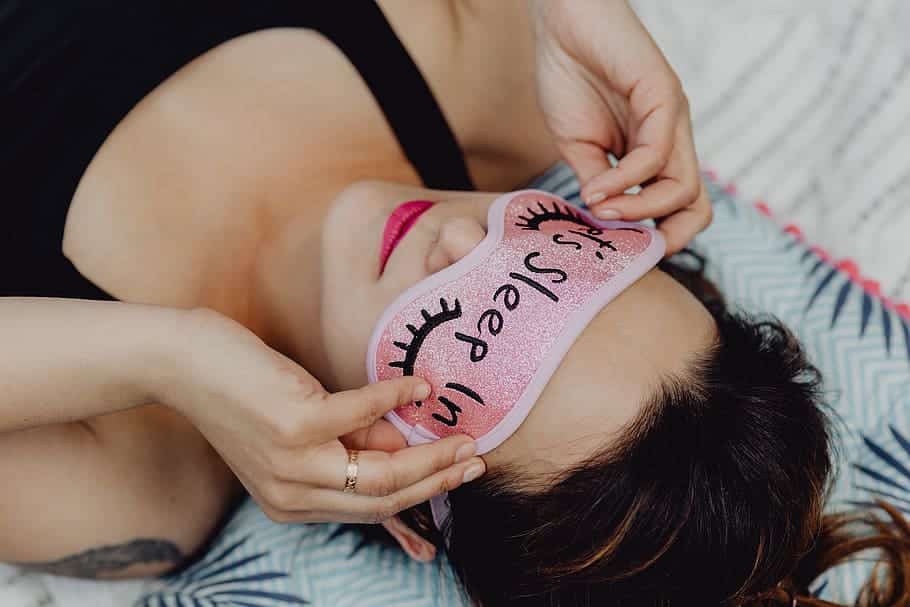 Une femme avec un masque pour dormir