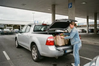 Femme chargeant ses courses dans son coffre au Drive du Leclerc de Senlis