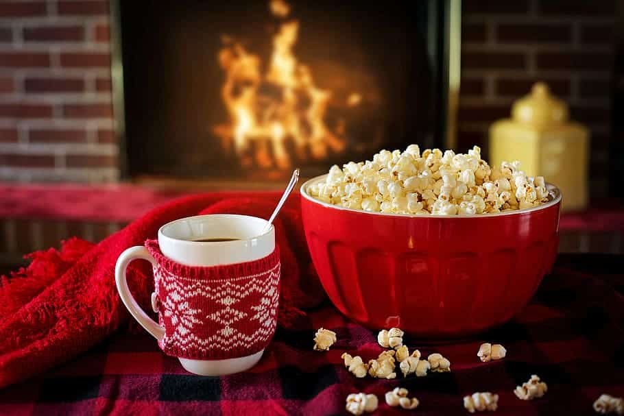 Un café et des pop corn devant un feu de cheminée